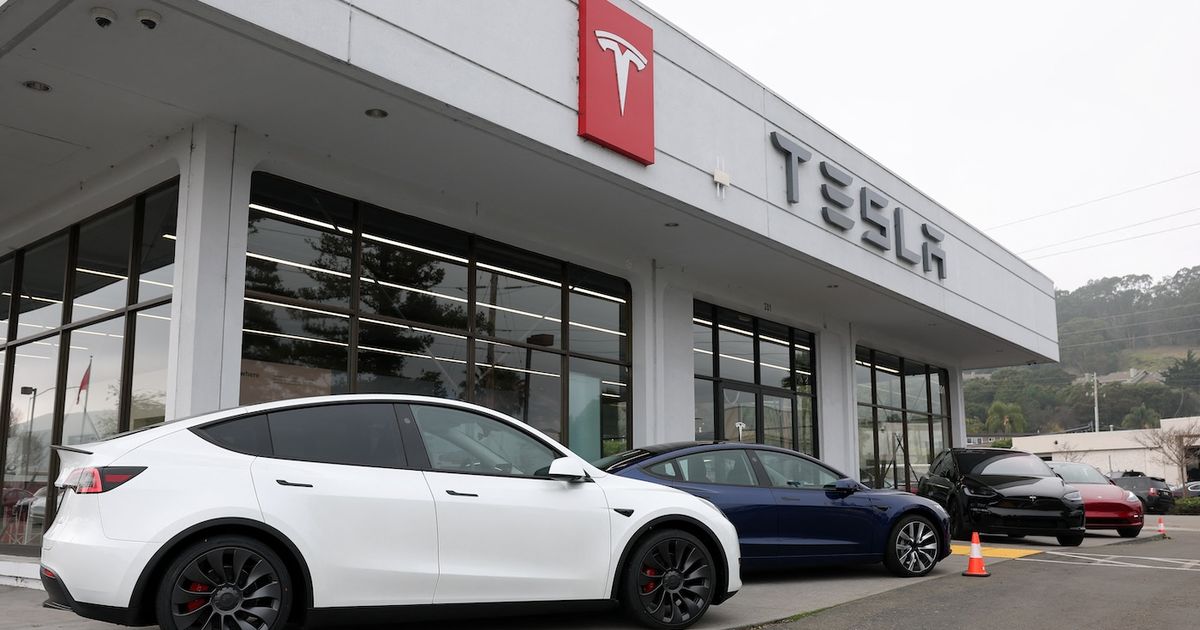 Acusan a hombre por ataque a un concesionario Tesla