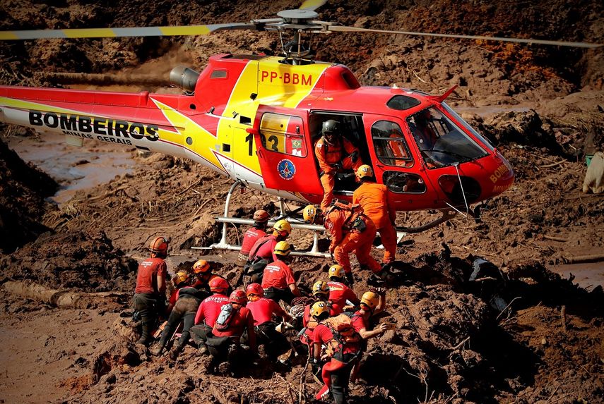 Equipos de rescate insisten en buscar sobrevivientes en la zona de desastre,