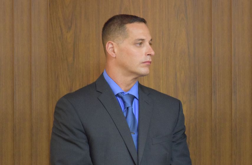 El teniente de la Policía de Sweetwater Rafael Castro escucha los argumentos de la Comisión municipal, durante una audiencia en la sala de plenos.