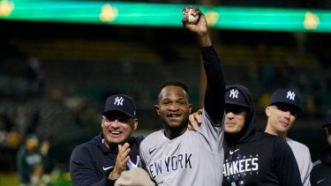 El dominicano Domingo Germán de los Yanquis de Nueva York alza la pelota tras lanzar un juego perfecto ante los Atléticos de Oakland, el miércoles 28 de junio de 2023, en Oakland.&nbsp;