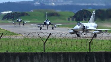Cazas Mirage de la Fuerza Aérea de Taiwán se desplazan sobre una pista de una base, el viernes 5 de agosto de 2022, en Hsinchu, Taiwán.&nbsp;