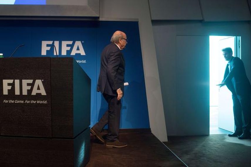 Joseph Blatter sale de la sala de prensa luego de renunciar (AFP)
