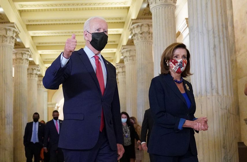 El presidente Joe Biden y la líder de la mayoría demócrata en la Cámara de Representantes, Nancy Pelosi.