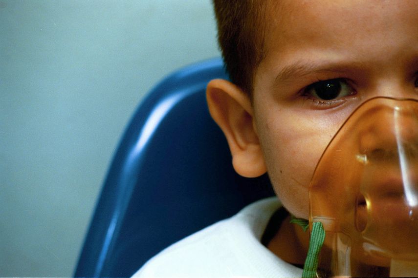 Frank Rodríguez Arias, de 4 años, fue atendido el 6 de junio del 2000 en el Hospital Nacional de Niños debido a un ataque de asma. El regreso del invierno y las lluvias traen consigo un gran aumento de niños que llegan a los servicios de emergencias de los hospitales nacionales con problemas respiratorios, gripe y diarrea.&nbsp;