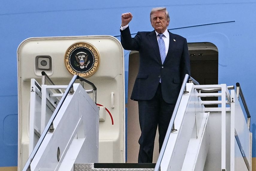El presidente Donald J. Trump antes de entrar en el Air Force One de regreso a Estados Unidos.
