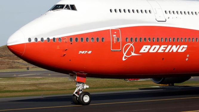 Un Boeing 747-8, el nuevo avión de pasajeros de Boeing, sale para su primer vuelo, el domingo 20 de marzo de 2011, en Everett, Washington.&nbsp; &nbsp;