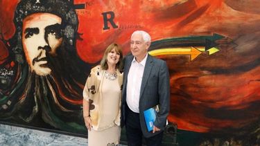 Ministra Presidente del Banco Central de Cuba, Irma Martínez Castrillón, junto a lord David Triesman.