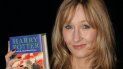 En esta fotografía de archivo del 15 de julio de 2005 J.K. Rowling con una copia de su libro Harry Potter and the Half-Blood Prince en el Castillo de Edimburgo, en Escocia. En esta fotografía de archivo del 15 de julio de 2005 J.K. Rowling con una copia de su libro Harry Potter and the Half-Blood Prince en el Castillo de Edimburgo, en Escocia.