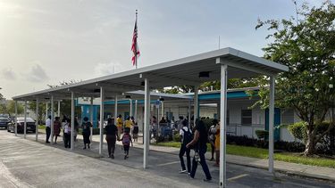 Entrada a escuela Natural Bridge, en North Miami.