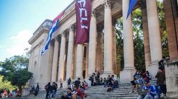 Los j&oacute;venes en Cuba ven como una salida a la crisis estudiar o trabajar en el extranjero