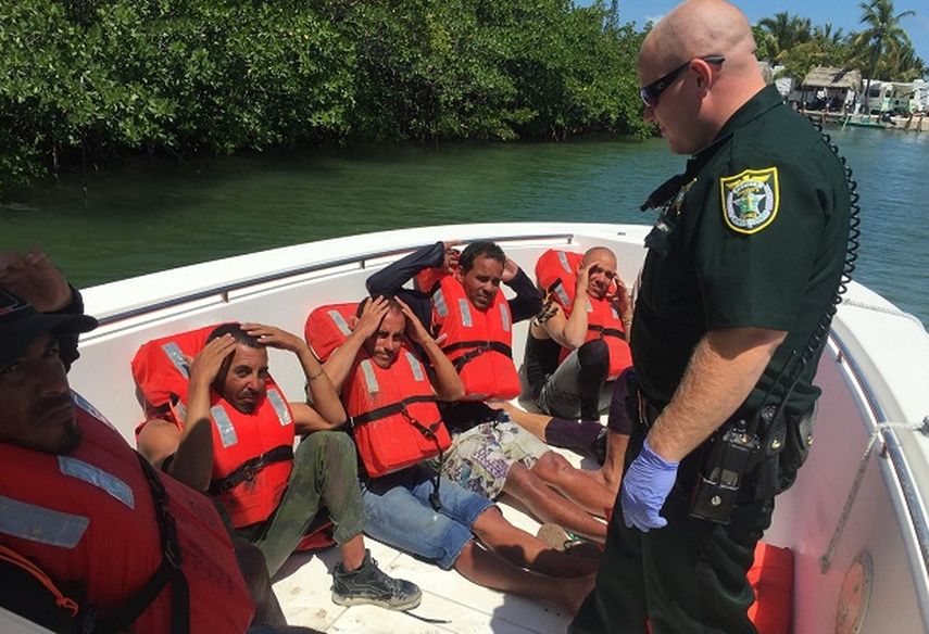 Fotografía tomada de la página de Facebook de la Oficina del Alguacil del Condado Monroe, en la que aparece uno grupo de los cubanos que arribaron a los cayos de Florida este viernes. (CORTESÍA/facebook.com/floridakeyssheriff)
