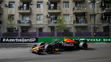 El piloto de Red Bull Sergio Pérez de México conduce su auto durante el Gran Premio de Fórmula Uno en el circuito de Bakú en Bakú, Azerbaiyán, el domingo 30 de abril de 2023.&nbsp;