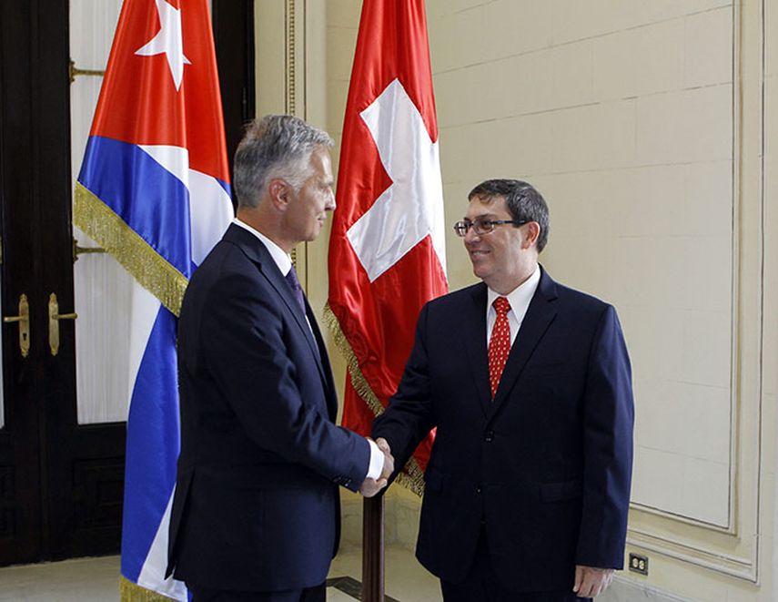 El ministro de Relaciones Exteriores de Cuba, Bruno Rodríguez, estrecha la mano de su homólogo de Suiza, Didier Burkhalter, en La Habana. (EFE)