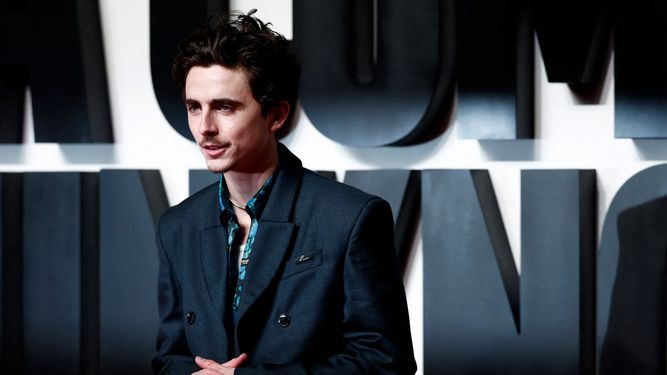El actor franco-estadounidense Timothée Chalamet posa en la alfombra roja a su llegada al estreno británico de la película A Complete Unknown en el BFI Southbank en Londres, el 14 de enero de 2025.&nbsp;