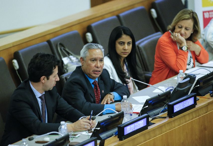 El ministro de Economía y Desarrollo de República Dominicana, Isidro Santa (2-i), participa en el foro sobre sociedad y desarrollo sostenible en el Foro de Alto Nivel de las Naciones Unidas, en Nueva York.