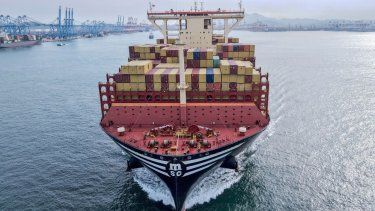 Un buque de carga cargado con contenedores sale del puerto de Qingdao, en la provincia de Shandong, en el este de China, el 7 de mayo de 2025.