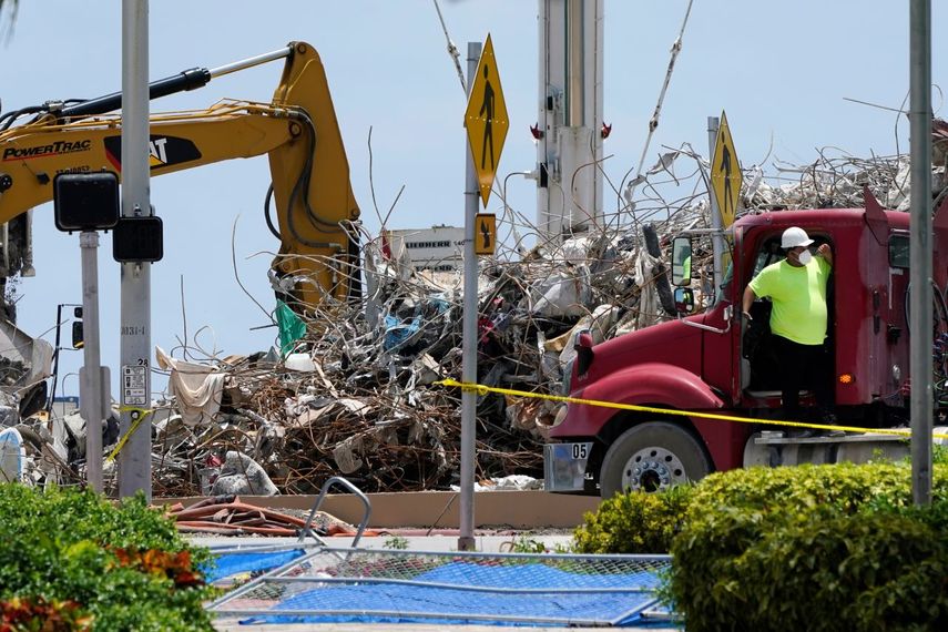 Un trabajador espera para cargar su camión con escombros del derrumbe del edificio de apartamentos Champlain Towers South, en Surfside, Florida, donde continúan los trabajos de recuperación tras el colapso parcial.