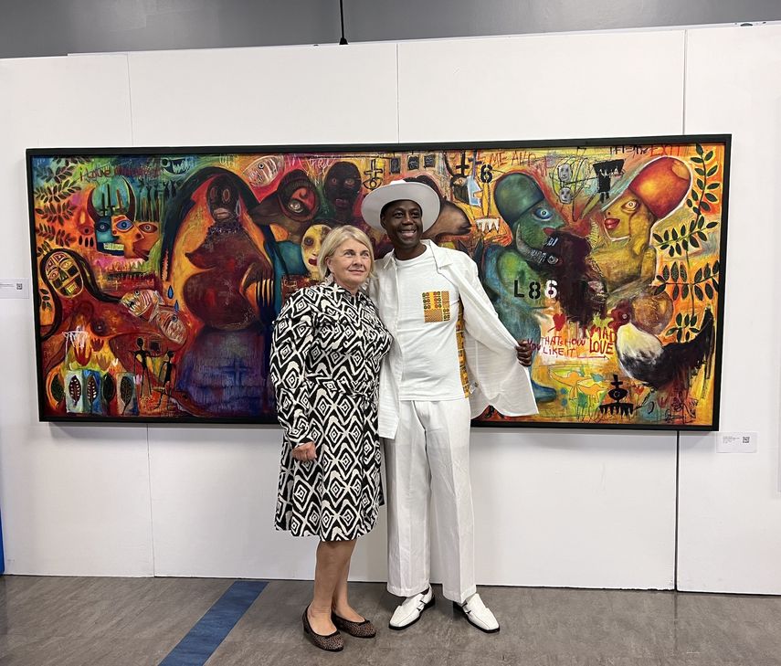 El alcalde de North Miami, Alix Desulme, posa para una foto junto a una asistente a AfriKin Art Fair.&nbsp;