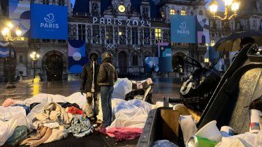 Grupos de migrantes frente al Ayuntamiento de París, el 3 de abril de 2024.