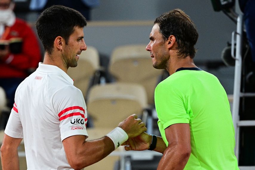 El serbio Novak Djokovic (izq.) y el español Rafael Nadal se dan la mano luego del partido de la semifinal del Roland Garros 2021