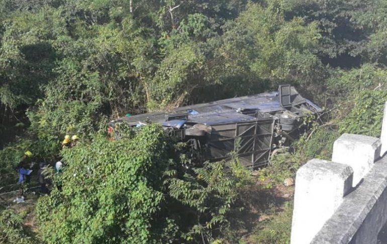  El conductor perdió el control del vehículo en el kilómetro 42 de la Autopista Nacional y cayó desde la altura del puente