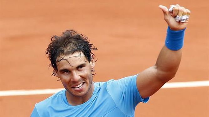 Nadal usó su imponente derecha y su revés cruzado a la línea de saque. (EFE)