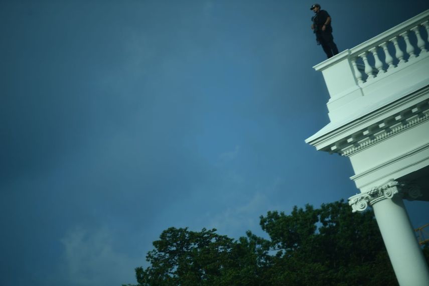Un miembro del Servicio Secreto de Estados Unidos toma posici&oacute;n en el techo mientras la Casa Blanca est&aacute; bloqueada en Washington, DC, el 10 de agosto de 2020.