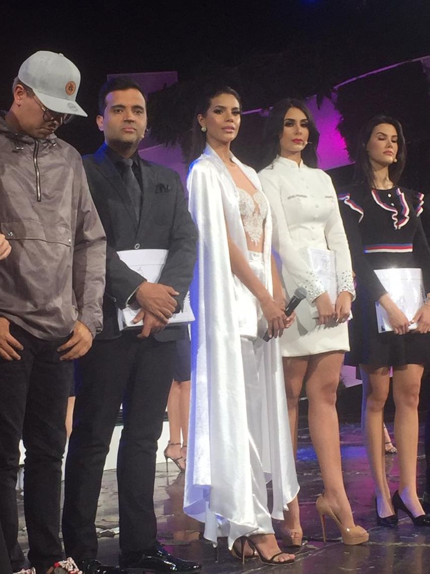 Al centro, vestida de blanco, Miss Venezuela 2018, Isabella Rodríguez, en compañía de los animadores Fanny Ottati y Henrys Silva; y el cantante Omar Koonze.&nbsp;