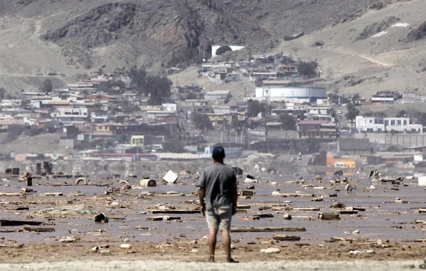 Un hombre observa los destrozos en la playa, tras las inundaciones torrenciales de hace dos días, en Chañaral, a 1000 kilómetros al norte de Santiago de Chile. EFE 