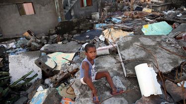 Un niño sentado entre los escombros en Baracoa