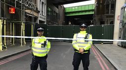 Policía de Londres acordona lugar tras amenaza terrorista.&nbsp;