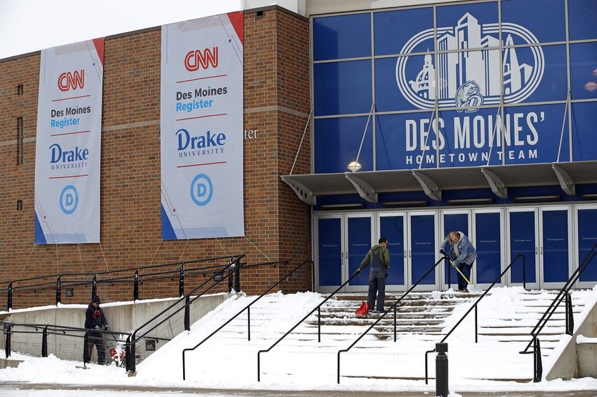 Trabajadores despejan la nieve frente a un sal&oacute;n en la Universidad Drake, 13 de enero de 2020, en Des Moines, Iowa, EEUU, donde se realizar&aacute; un debate entre aspirantes a la candidatura presidencial dem&oacute;crata, el &uacute;ltimo antes del inicio de las primarias.&nbsp;