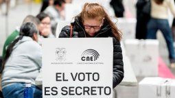Ecuatorianos acudieron a las urnas para votar en el referéndum. Ecuatorianos acudieron a las urnas para votar en el referéndum.
