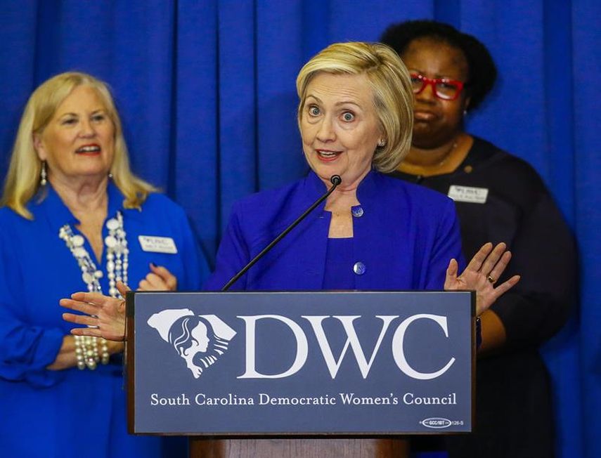 La aspirante a la candidatura presidencial por el Partido Demócrata Hillary Clinton habla ante seguidores durante una parada de campaña en el caucus de la Casa Demócrata para Mujeres de Carolina del Sur y el Consejo Demócrata para Mujeres de Carolina d