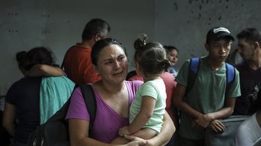 Migrantes detenidos permanecen juntos en un almacén en la parte trasera del Hotel Azteca, en el cual intentaron ocultarse de agentes migratorios mexicanos que efectuaron una redada en Veracruz, México, el jueves 27 de junio de 2019.&nbsp;