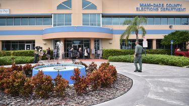 Vista parcial del&nbsp;Departamento de Elecciones de Miami-Dade.