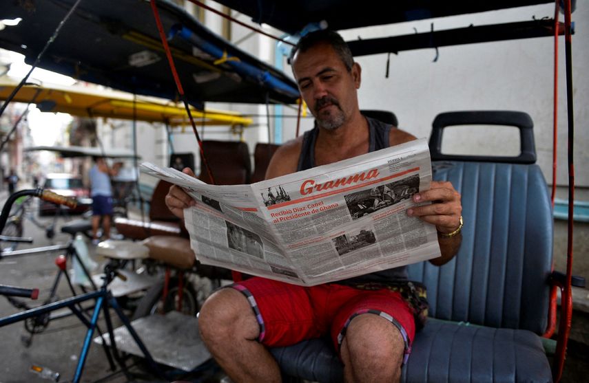 Hombre Lee el diario oficialista de la dictadura, Granma.&nbsp;