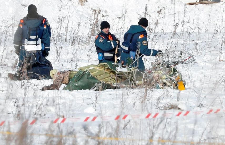 Equipos búsqueda continúan la recogida de cuerpos y fragmentos del avión de pasajeros AN-148 que con 71 personas a bordo se estrelló este domingo en las afueras de Moscú sin que hubiera supervivientes, informó hoy el Ministerio de&nbsp;Rusia&nbsp;para Situaciones de Emergencia.&nbsp;