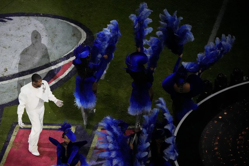 Usher actúa durante el medio tiempo del partido de fútbol americano Super Bowl 58 de la NFL entre los 49ers de San Francisco y los Chiefs de Kansas City el domingo 11 de febrero de 2024 en Las Vegas.