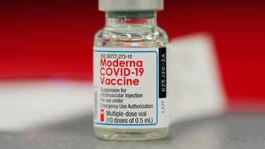 Vacuna de Moderna contra COVID-19 durante la primera ronda de vacunación de personal de un hospital en Denver, Colorado.&nbsp;