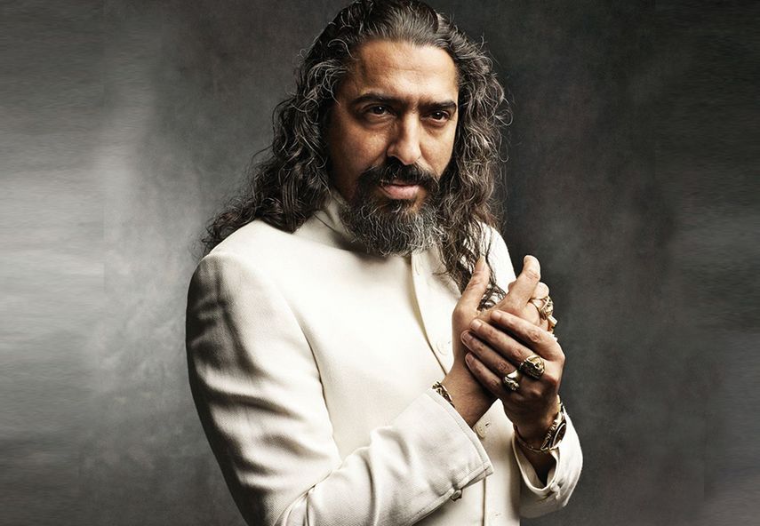 El intérprete de boleros y tangos aflamencados posa para la prensa. (EFE)