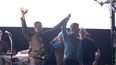 Liam Gallagher, vocalista, y Noel Gallagher, cantante y guitarrista de la banda británica de rock Oasis, suben al escenario del Principality Stadium de Cardiff el 4 de julio de 2025 para el concierto inaugural de su esperadísima gira de reunión, casi 16 años después de su última actuación juntos.