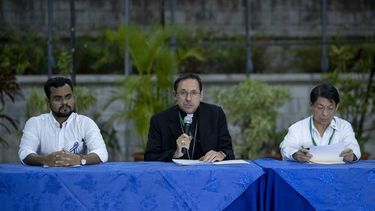 El líder universitario y miembro de la Alianza Cívica por la Democracia y la Justicia Max Jerez (izq.), el nuncio apostólico Waldemar Stanislaw (cen.), y el canciller de Nicaragua Denis Moncada (der.), durente una rueda de prensa en Managua, Nicaragua.