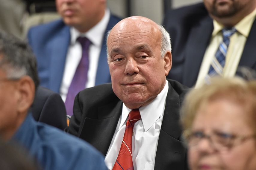 Gilberto Pastoriza aguarda el anuncio de su puesto temporal, durante la reunión del Concejo municipal el pasado mes de mayo. (ÁLVARO MATA)