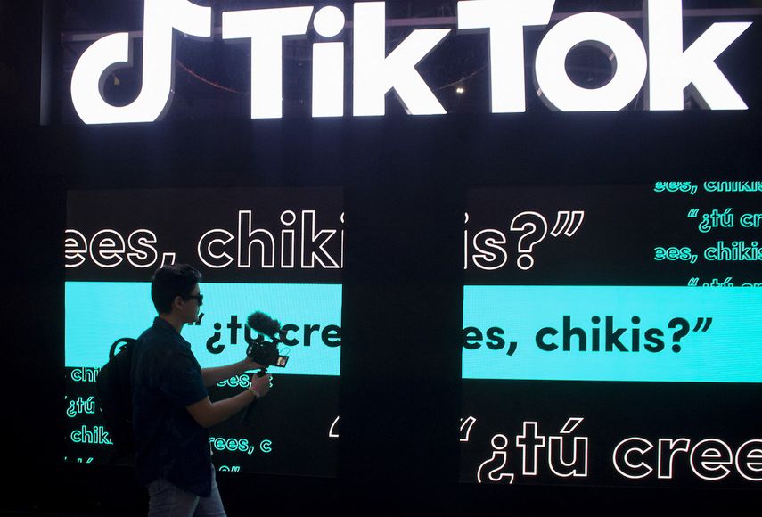 Un joven influencer documenta en video la convención internacional de influencers Vidcon, en Ciudad de México.