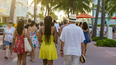 Gente camina por una calle de Miami