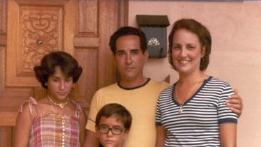 Maylén junto a su hermano y sus padres, al poco tiempo de estar en Miami.&nbsp;