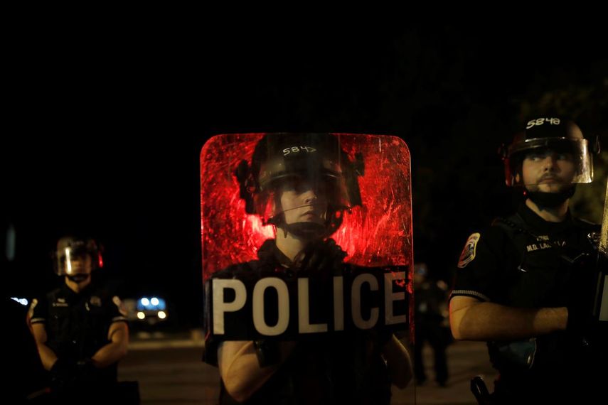 Policías de Washington montan guardia en un área cerrada del Parque Lafayette, cerca de la Casa Blanca, luego que manifestantes trataron de derribar una estatua de Andrew Jackson.