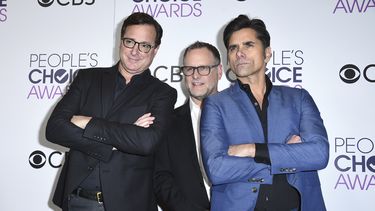 De izquierda a derecha Bob Saget, Dave Coulier y John Stamos posan en la sala de prensa tras ganar el premio Peoples Choice a la serie de comedia favorita por Fuller House, el 18 de enero de 2017 en el Teatro Microsoft en Los Angeles.