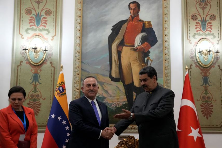 El canciller de Turquía, Mevlut Cavusoglu, es recibido por el dictador venezolano Nicolás Maduro en el palacio de Miraflores en Caracas, Venezuela, el viernes 29 de abril de 2022